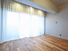 【東京都/目黒区平町】ドルフ都立大 洋室：約7.0帖
ウォークインローゼット付き