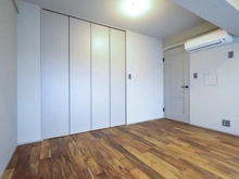 【東京都/目黒区平町】ドルフ都立大 洋室：約7.0帖
ウォークインクローゼット付き