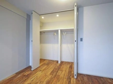 【東京都/目黒区平町】ドルフ都立大 洋室：約7.0帖
ウォークインクローゼット付き