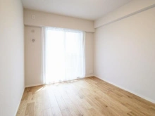 【神奈川県/横浜市栄区鍛冶ケ谷】ローレルスクエア港南台 D棟 洋室：約6.0帖
ウォークインクローゼット付き