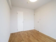 【神奈川県/横浜市栄区鍛冶ケ谷】ローレルスクエア港南台 D棟 洋室：約6.0帖
ウォークインクローゼット付き