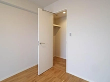 【神奈川県/横浜市栄区鍛冶ケ谷】ローレルスクエア港南台 D棟 洋室：約6.0帖
ウォークインクローゼット付き