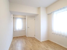 【神奈川県/横浜市栄区鍛冶ケ谷】ローレルスクエア港南台 D棟 洋室：約7.5帖
ウォークインクローゼット付き