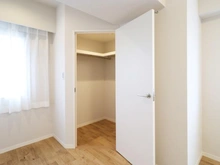 【神奈川県/横浜市栄区鍛冶ケ谷】ローレルスクエア港南台 D棟 洋室：約7.5帖
ウォークインクローゼット付き