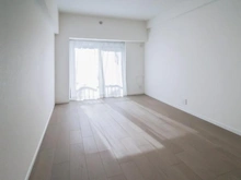 【神奈川県/横浜市港南区野庭町】野庭団地 604-3号棟 洋室：約7.2帖
ウォークインクローゼット付き