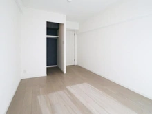 【神奈川県/横浜市港南区野庭町】野庭団地 604-3号棟 洋室：約7.2帖
ウォークインクローゼット付き