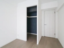 【神奈川県/横浜市港南区野庭町】野庭団地 604-3号棟 洋室：約7.2帖
ウォークインクローゼット付き