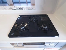 【神奈川県/厚木市長谷】厚木第9ダイヤモンドマンション キッチン：三口コンロ