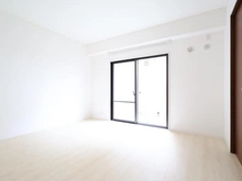 【神奈川県/川崎市多摩区寺尾台】RIS読売ランド　リズ読売ランド 洋室：約8.0帖
約2.7帖のウォークインクローゼット付き