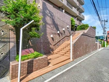 【神奈川県/川崎市多摩区東三田】シティウインズ生田 アプローチ