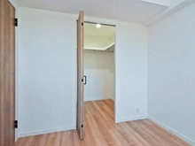 【神奈川県/川崎市多摩区東三田】シティウインズ生田 洋室：約6.0帖
ウォークインクローゼット付き