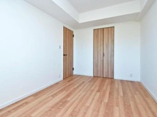 【神奈川県/川崎市多摩区東三田】シティウインズ生田 洋室：約6.0帖
ウォークインクローゼット付き