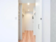 【神奈川県/横浜市緑区十日市場町】エンゼルハイム十日市場 洋室：約6.4帖
ウォークインクローゼット付き