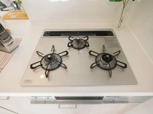 【神奈川県/川崎市麻生区高石】イトーピア百合ヶ丘ガーデンハイツ C棟 キッチン：三口コンロ