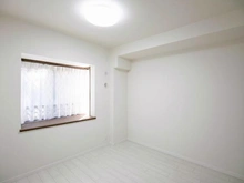 【神奈川県/川崎市麻生区高石】イトーピア百合ヶ丘ガーデンハイツ C棟 洋室：約7.3帖
ウォークインクローゼット付き