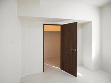 【神奈川県/川崎市麻生区高石】イトーピア百合ヶ丘ガーデンハイツ C棟 洋室：約7.3帖
ウォークインクローゼット付き