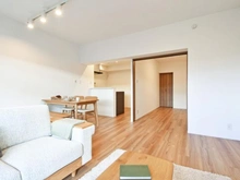 【東京都/多摩市貝取】東急ドエルアルス永山 LDK：約15.0帖
奥：洋室