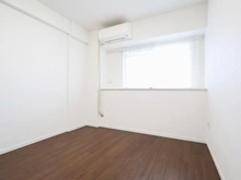 【東京都/八王子市松木】アンビシャス京王堀之内 洋室：約6.6帖
ウォークインクローゼット付き