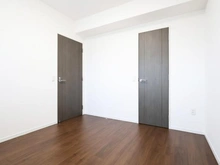 【東京都/八王子市松木】アンビシャス京王堀之内 洋室：約6.6帖
ウォークインクローゼット付き