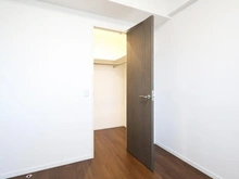 【東京都/八王子市松木】アンビシャス京王堀之内 洋室：約6.6帖
ウォークインクローゼット付き