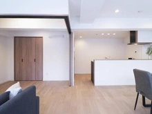 【神奈川県/川崎市麻生区白山】新ゆりグリーンタウン　さつき街区 2号棟 LDK：約18.7帖
※家具調度品等は販売価格に含まれておりません
