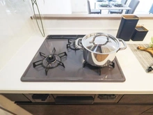 【神奈川県/川崎市麻生区白山】新ゆりグリーンタウン　さつき街区 2号棟 キッチン：三口コンロ