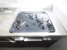 【神奈川県/川崎市麻生区高石】第2百合ヶ丘ハイツ 2号棟 キッチン：三口コンロ