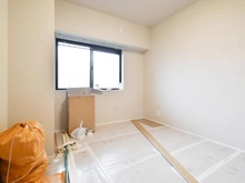 【神奈川県/川崎市多摩区登戸】ダイアパレスタピオ向ケ丘遊園 洋室：約5.6帖
ウォークインクローゼット付き
リフォーム中