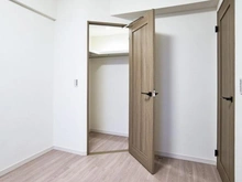 【神奈川県/川崎市多摩区宿河原】コスモステージ宿河原 洋室：約6.0帖
ウォークインクローゼット付き