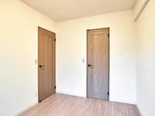 【神奈川県/川崎市多摩区宿河原】コスモステージ宿河原 洋室：約5.5帖
ウォークインクローゼット付き