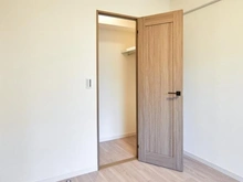 【神奈川県/川崎市多摩区宿河原】コスモステージ宿河原 洋室：約5.5帖
ウォークインクローゼット付き