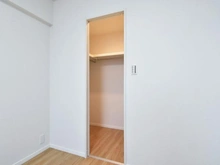 【東京都/八王子市下柚木】リーデンススクエア南大沢 B棟 洋室：約6.0帖
ウォークインクローゼット付き