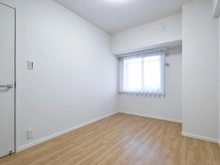 【東京都/八王子市下柚木】リーデンススクエア南大沢 B棟 洋室：約6.0帖
ウォークインクローゼット付き