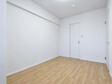 【東京都/八王子市下柚木】リーデンススクエア南大沢 B棟 洋室：約6.0帖
ウォークインクローゼット付き