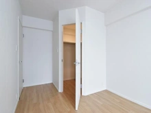 【東京都/八王子市下柚木】リーデンススクエア南大沢 B棟 洋室：約8.4帖
ウォークインクローゼット付き