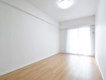 【東京都/八王子市下柚木】リーデンススクエア南大沢 B棟 洋室：約8.4帖
ウォークインクローゼット付き