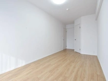 【東京都/八王子市下柚木】リーデンススクエア南大沢 B棟 洋室：約8.4帖
ウォークインクローゼット付き