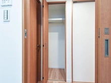 【神奈川県/川崎市多摩区登戸新町】ドメス登戸弐番館 廊下：収納