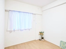 【東京都/調布市染地】シティテラス多摩川C棟 洋室：約6.0帖
ウォークインクローゼット付き