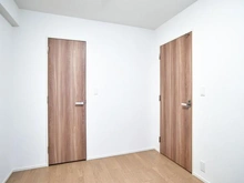 【東京都/調布市染地】シティテラス多摩川C棟 洋室：約6.0帖
ウォークインクローゼット付き