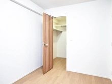 【東京都/調布市染地】シティテラス多摩川C棟 洋室：約6.0帖
ウォークインクローゼット付き