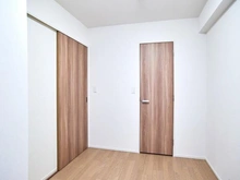 【東京都/調布市染地】シティテラス多摩川C棟 洋室：約5.0帖
ウォークインクローゼット付き