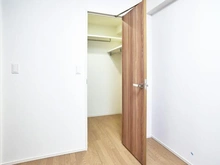 【東京都/調布市染地】シティテラス多摩川C棟 洋室：約5.0帖
ウォークインクローゼット付き