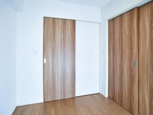 【東京都/調布市染地】シティテラス多摩川C棟 洋室：約5.0帖
ウォークインクローゼット付き