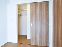 【東京都/調布市染地】シティテラス多摩川C棟 洋室：約5.0帖
ウォークインクローゼット付き