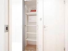 【神奈川県/川崎市多摩区中野島】多摩川テラス 廊下：収納