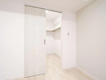 【神奈川県/川崎市多摩区中野島】多摩川テラス 洋室：約7.4帖
ウォークインクローゼット付き