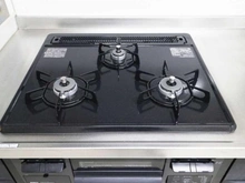 【東京都/多摩市鶴牧】エステート鶴牧5-37 キッチン：三口コンロ