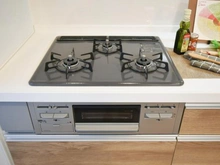 【東京都/八王子市散田町】西八王子パークハイツ 2号棟 キッチン：三口コンロ