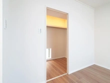 【神奈川県/横浜市旭区白根町】ガーデンテラス白根台 9号棟 洋室：約6.0帖
ウォークインクローゼット付き